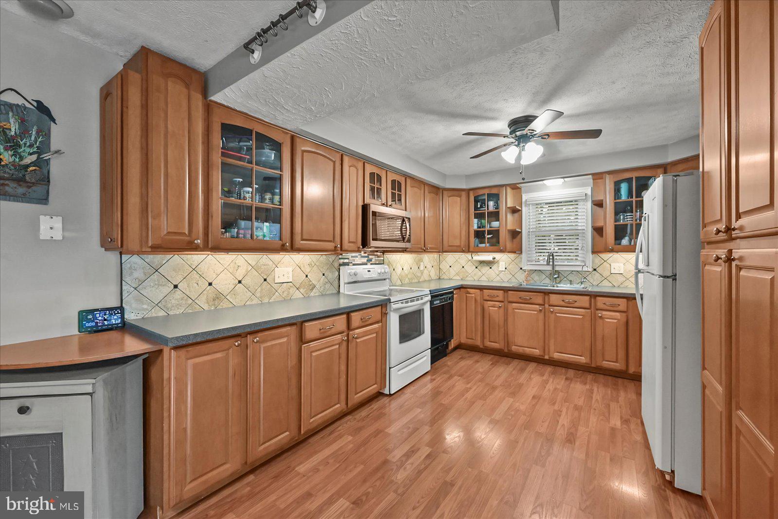 253 Kindig Road Littlestown, PA 17340 - Photo 8 of 41 Warm and inviting kitchen space.