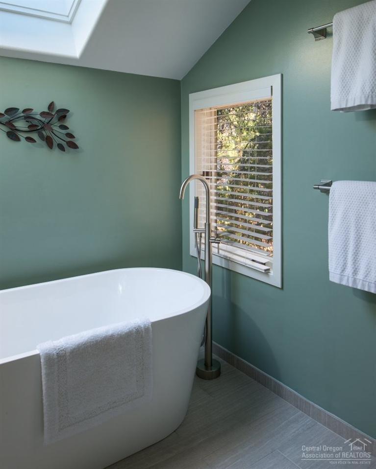 7 Mugho Lane Sunriver, OR 97707 - Photo 8 of 19 Luxury at its finest with high end finis