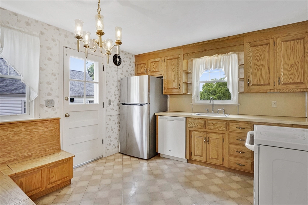 328 Hartwick Street Springfield, MA 01108 - Photo 9 of 37