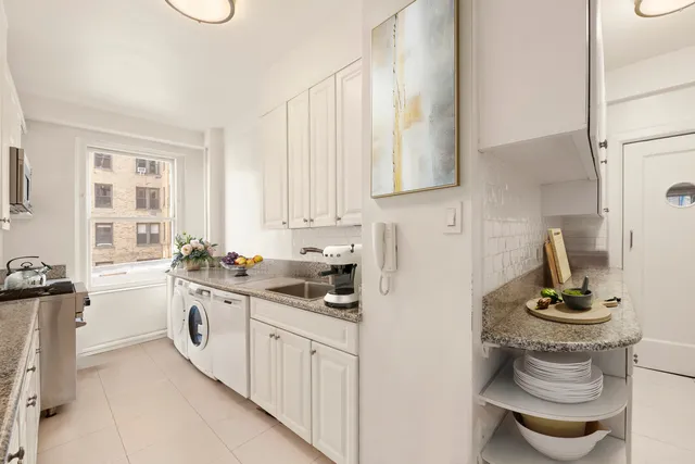 $2,495,000 | 103 East 84th Street, Unit 5B | Upper East Side