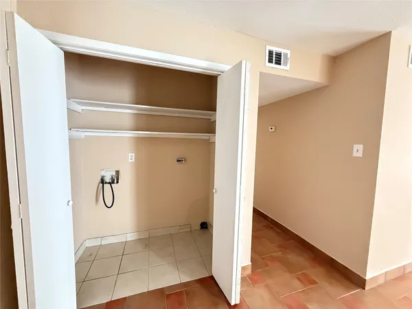 $1,100 | 7200 Clarewood Drive, Unit 605, Houston, TX 77036