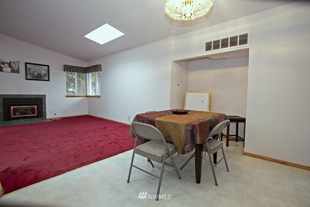 1640 Beacon Way Southeast Renton, WA 98058 - Photo 3 of 13 Gallery Image 3