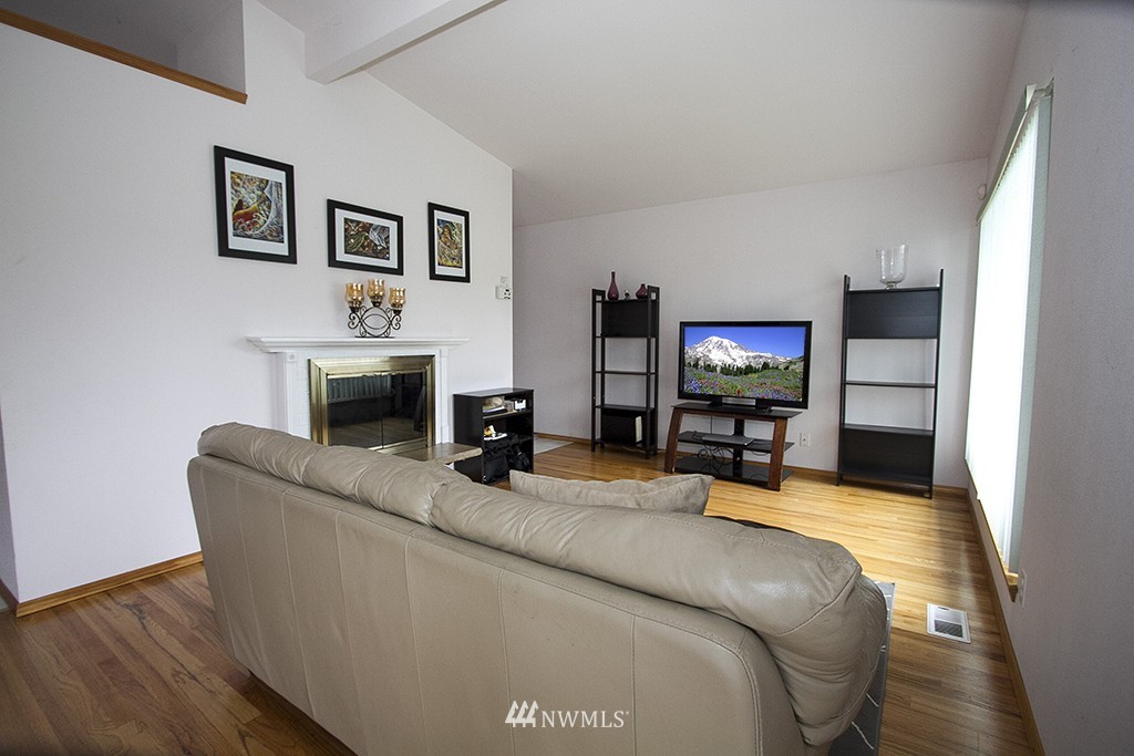 1640 Beacon Way Southeast Renton, WA 98058 - Photo 4 of 13 Gallery Image 4