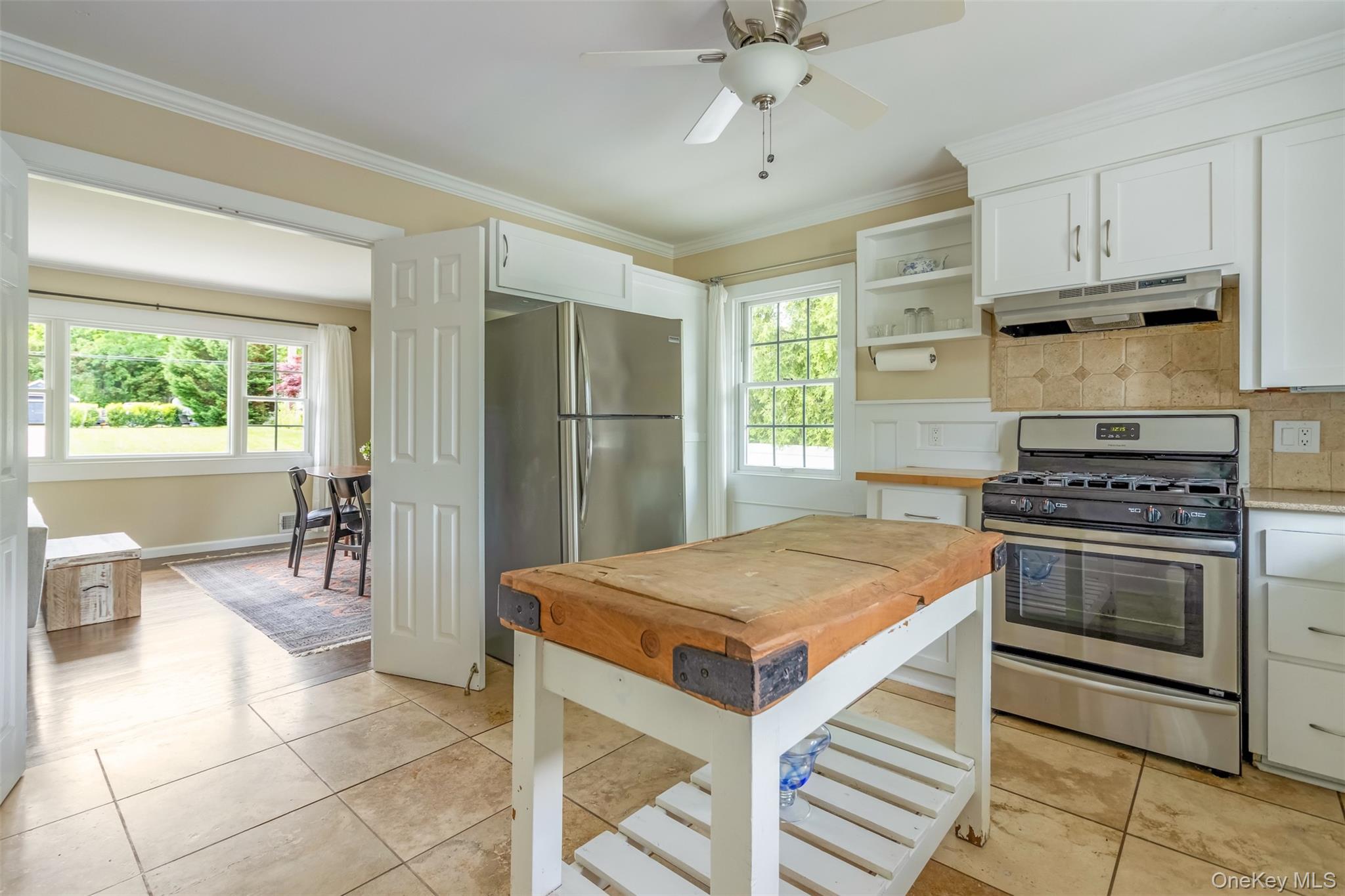 315 Wicks Road New Suffolk, NY 11956 - Photo 10 of 28 a kitchen with a stove a refrigerator and a sink