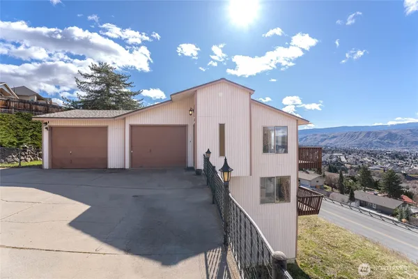 a view of a house with backyard