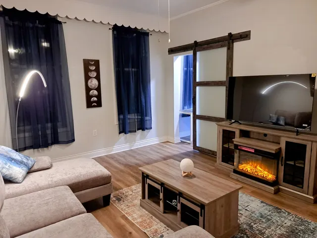 $2,500 | 1540 West 17th Street, Unit 2, Chicago, IL 60608