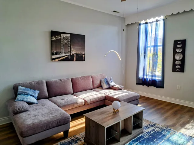 $2,500 | 1540 West 17th Street, Unit 2, Chicago, IL 60608