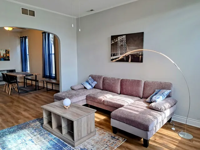 $2,500 | 1540 West 17th Street, Unit 2, Chicago, IL 60608