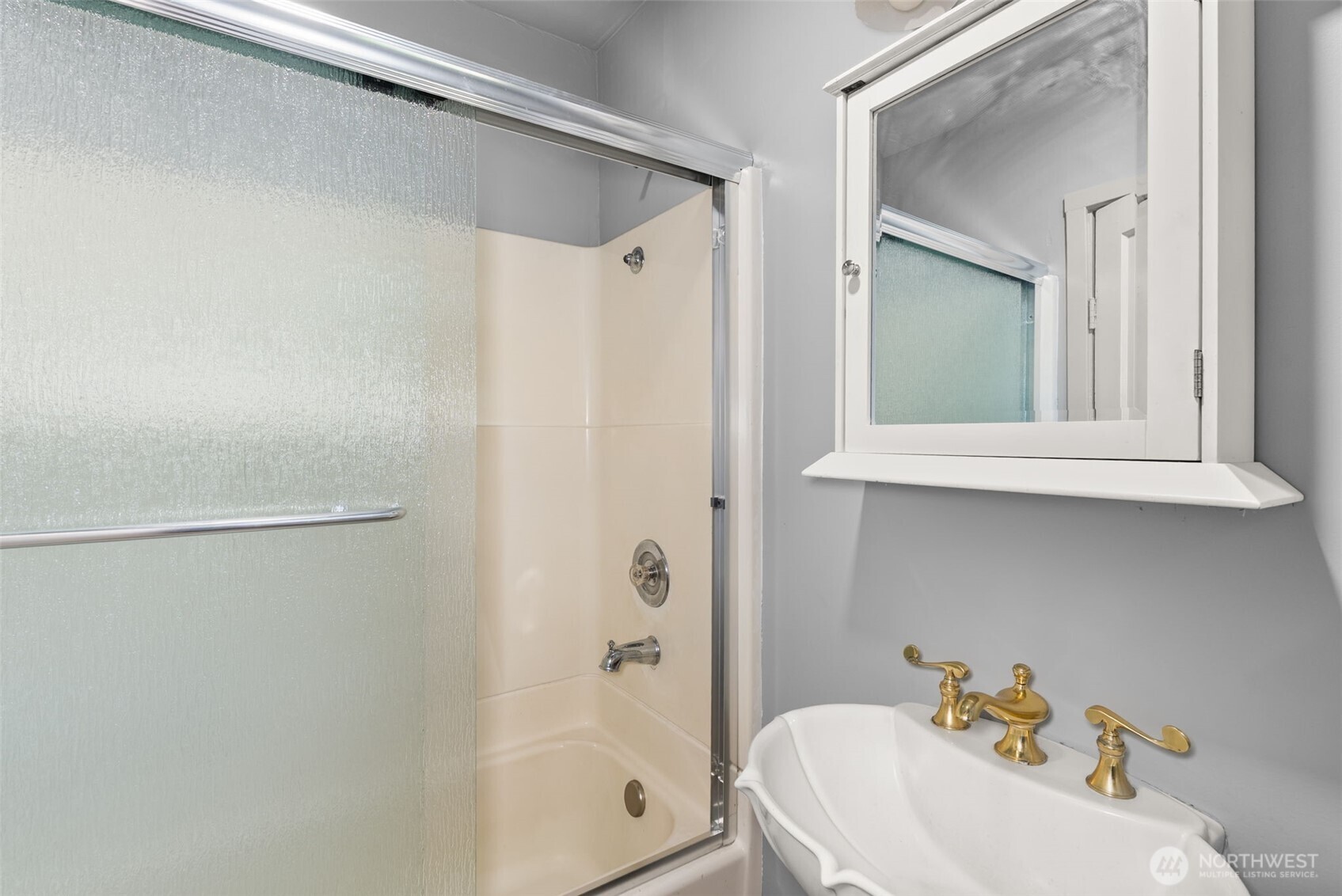 1335 Centralia Alpha Road Chehalis, WA 98532 - Photo 14 of 32 a bathroom with a sink and shower