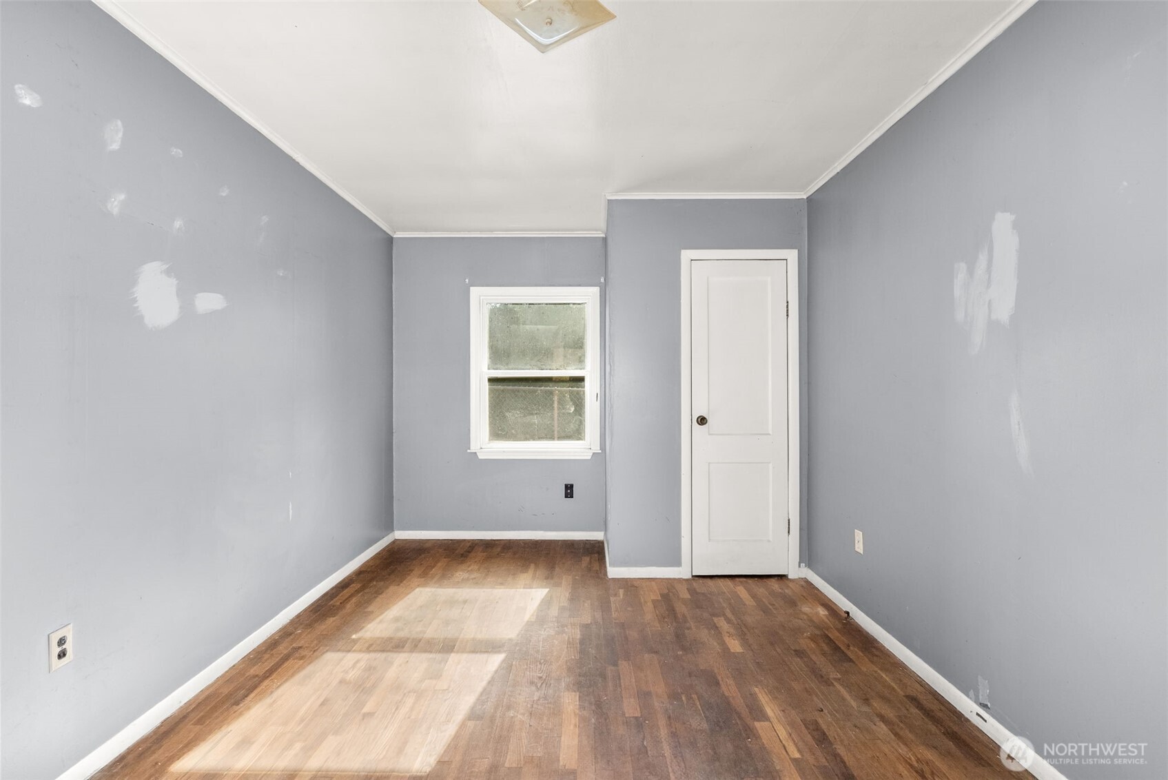 1335 Centralia Alpha Road Chehalis, WA 98532 - Photo 15 of 32 an empty room with a window