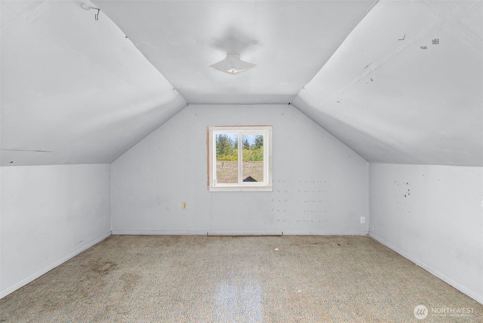 1335 Centralia Alpha Road Chehalis, WA 98532 - Photo 17 of 32 an empty room with a window