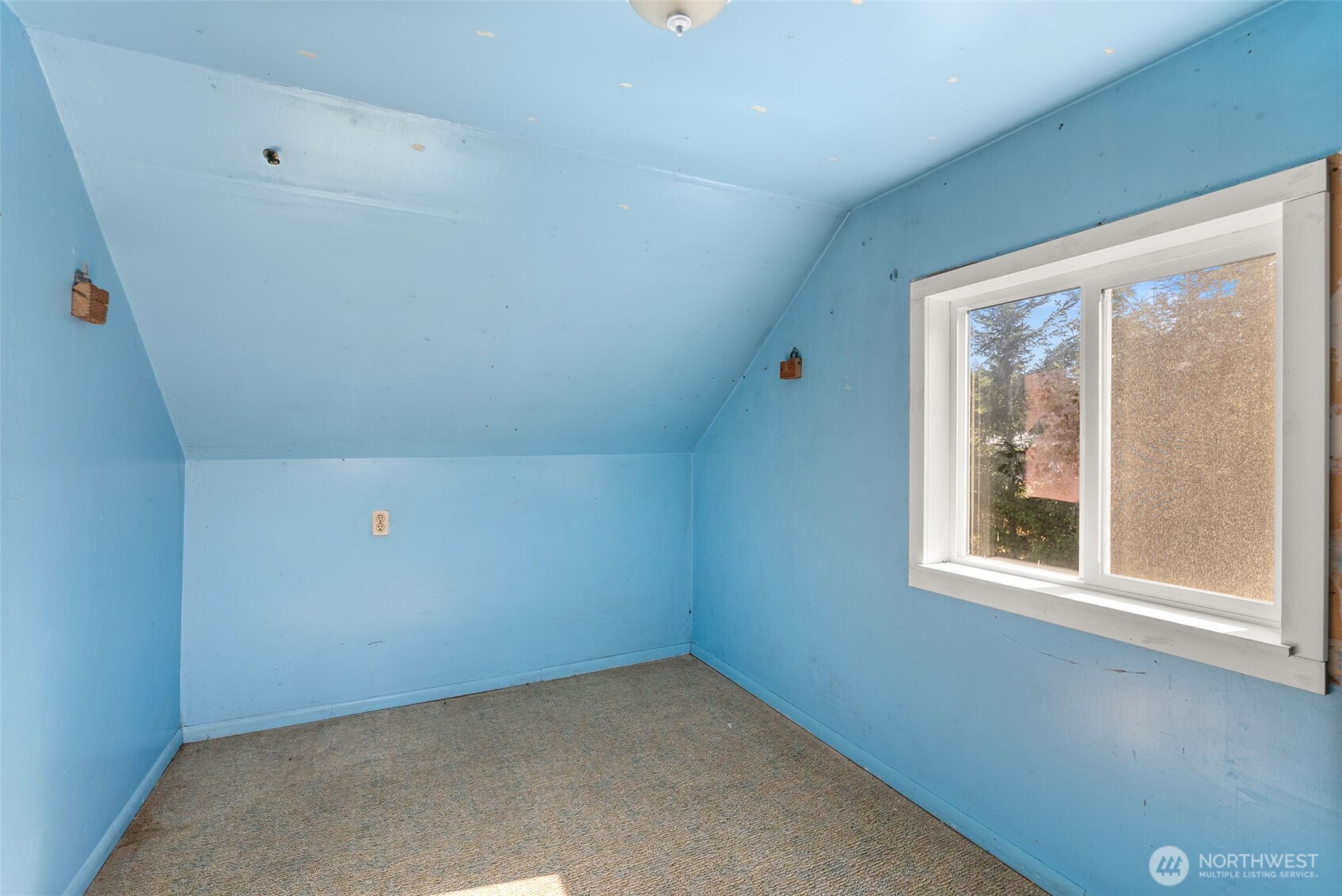 1335 Centralia Alpha Road Chehalis, WA 98532 - Photo 19 of 32 an empty room with a window