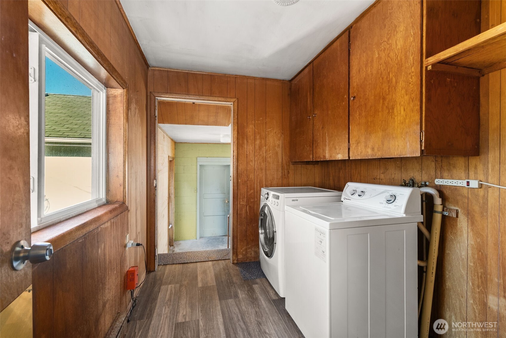 1335 Centralia Alpha Road Chehalis, WA 98532 - Photo 20 of 32 a view of a utility room with washer and dryer