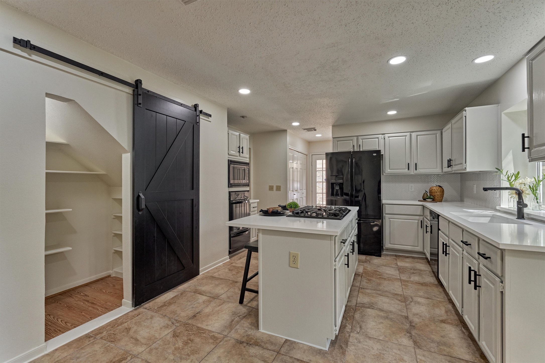 71 Breezy Point Place Spring, TX 77381 - Photo 20 of 40 Pantry with barn door. Quartz counters. Center Island.