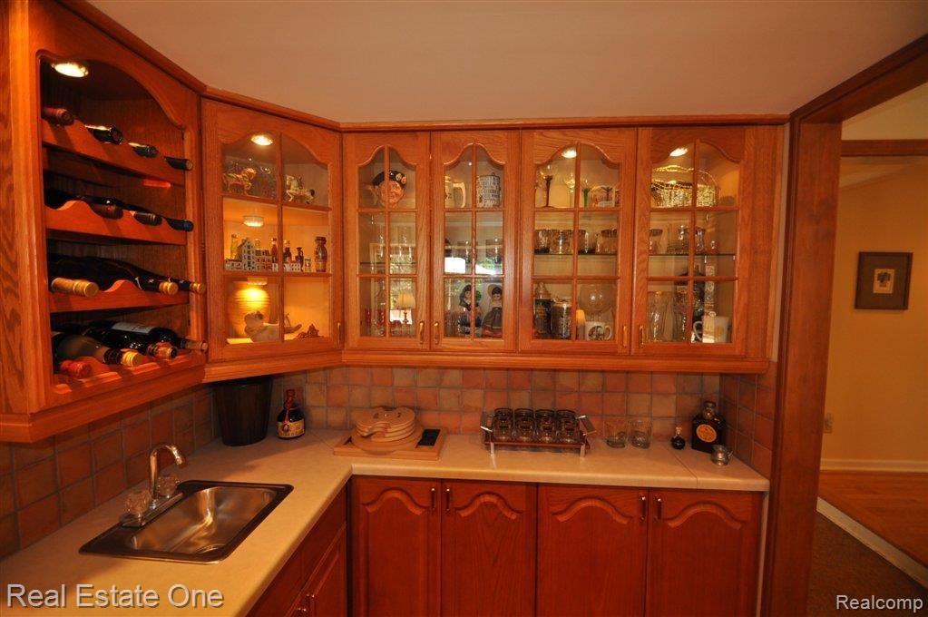 3352 Summit Ridge Drive Rochester, MI 48306 - Photo 4 of 25 Wet bar in GR