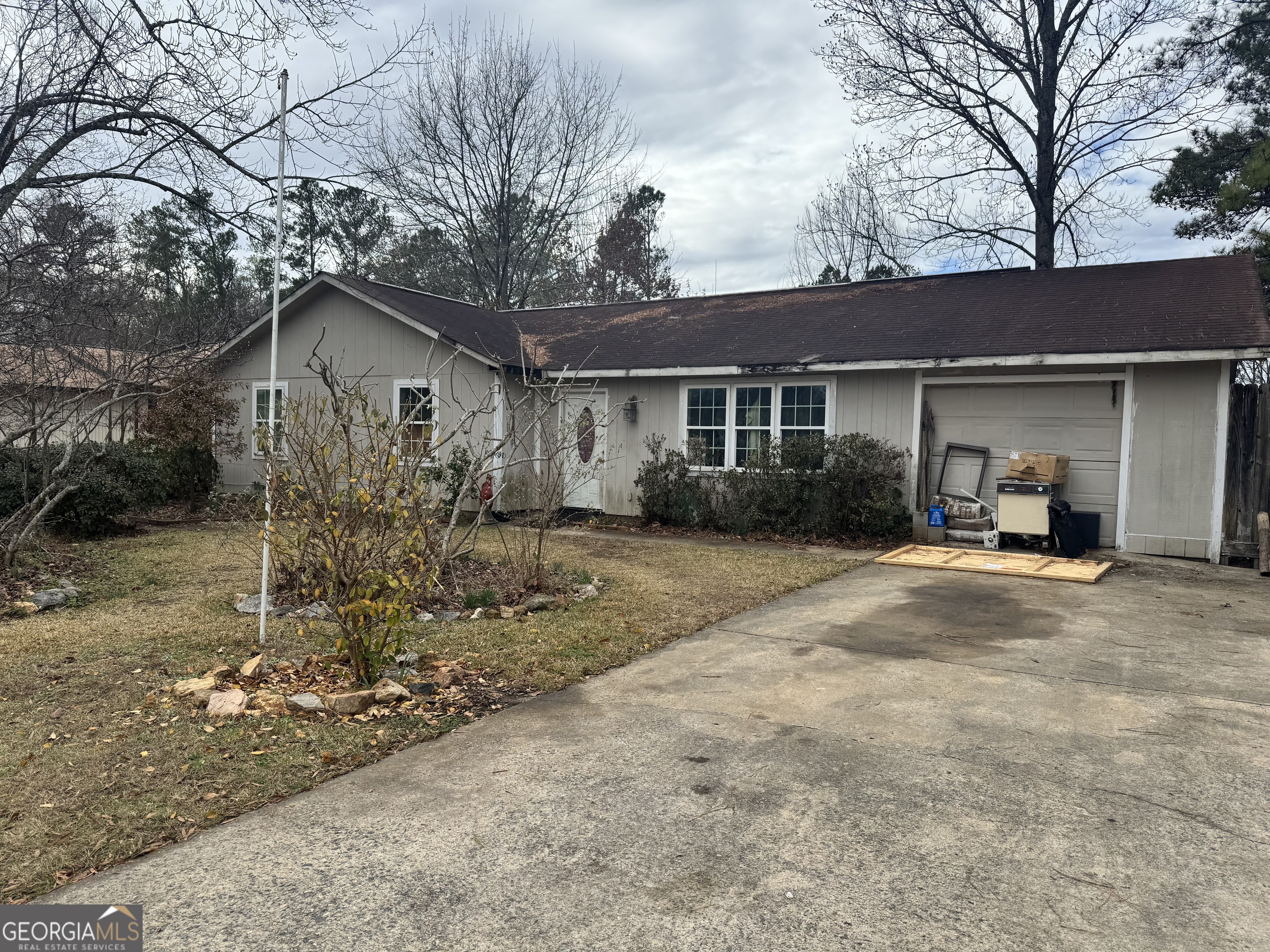 103 Highpoint Drive Warner Robins, GA 31093 - Photo 2 of 2 a front view of house with yard and trees around
