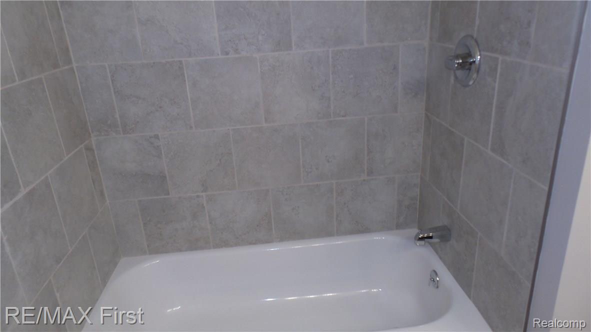 1445 Leon Road Walled Lake, MI 48390 - Photo 26 of 45 20171103_115659.jpg