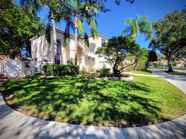 a view of yard with green space