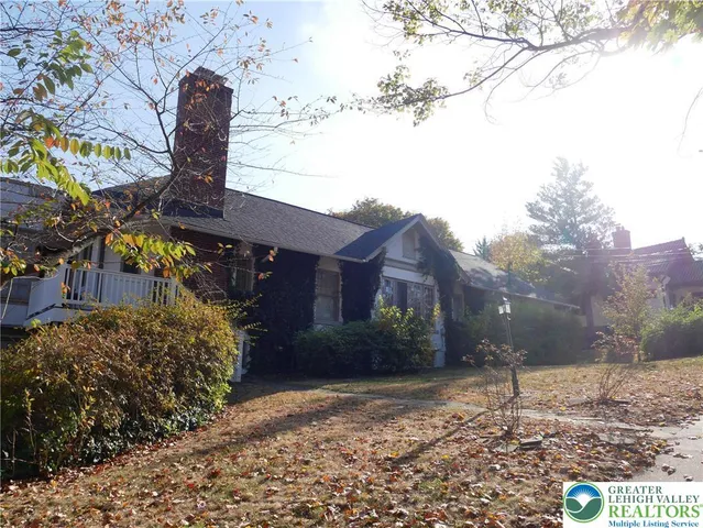 a view of a yard in front of house
