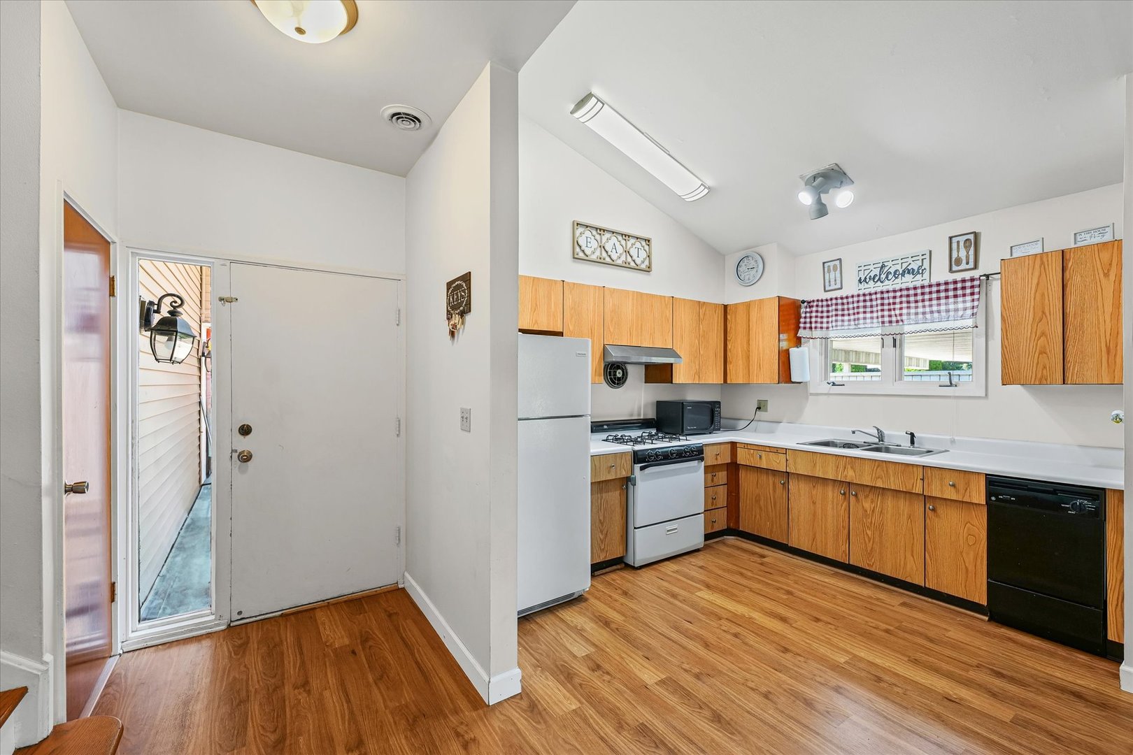 1610 Golfview Circle Rantoul, IL 61866 - Photo 9 of 31