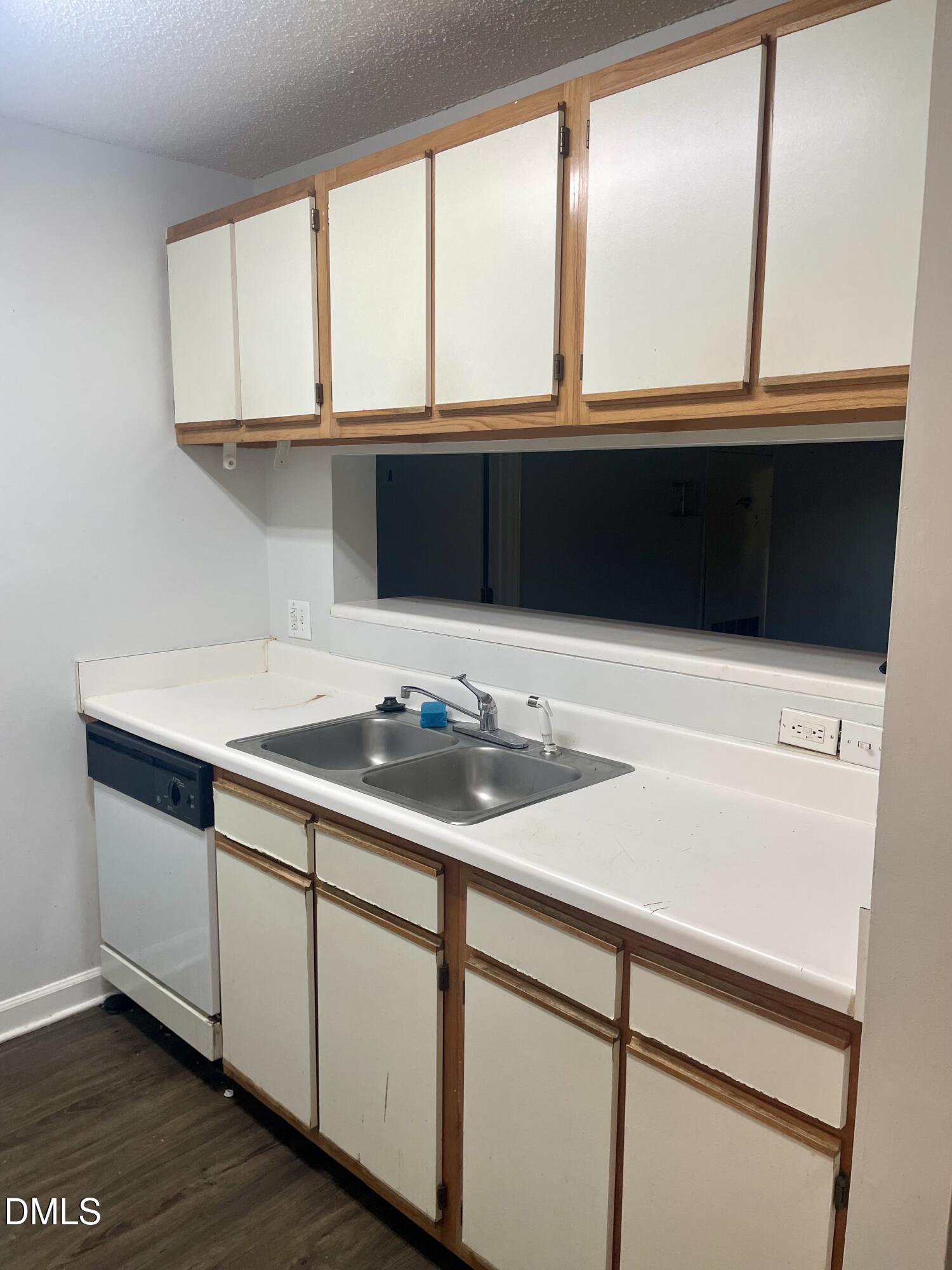 303 Smith Level Road, Unit C12 Chapel Hill, NC 27516 - Photo 4 of 18 a sink with a window