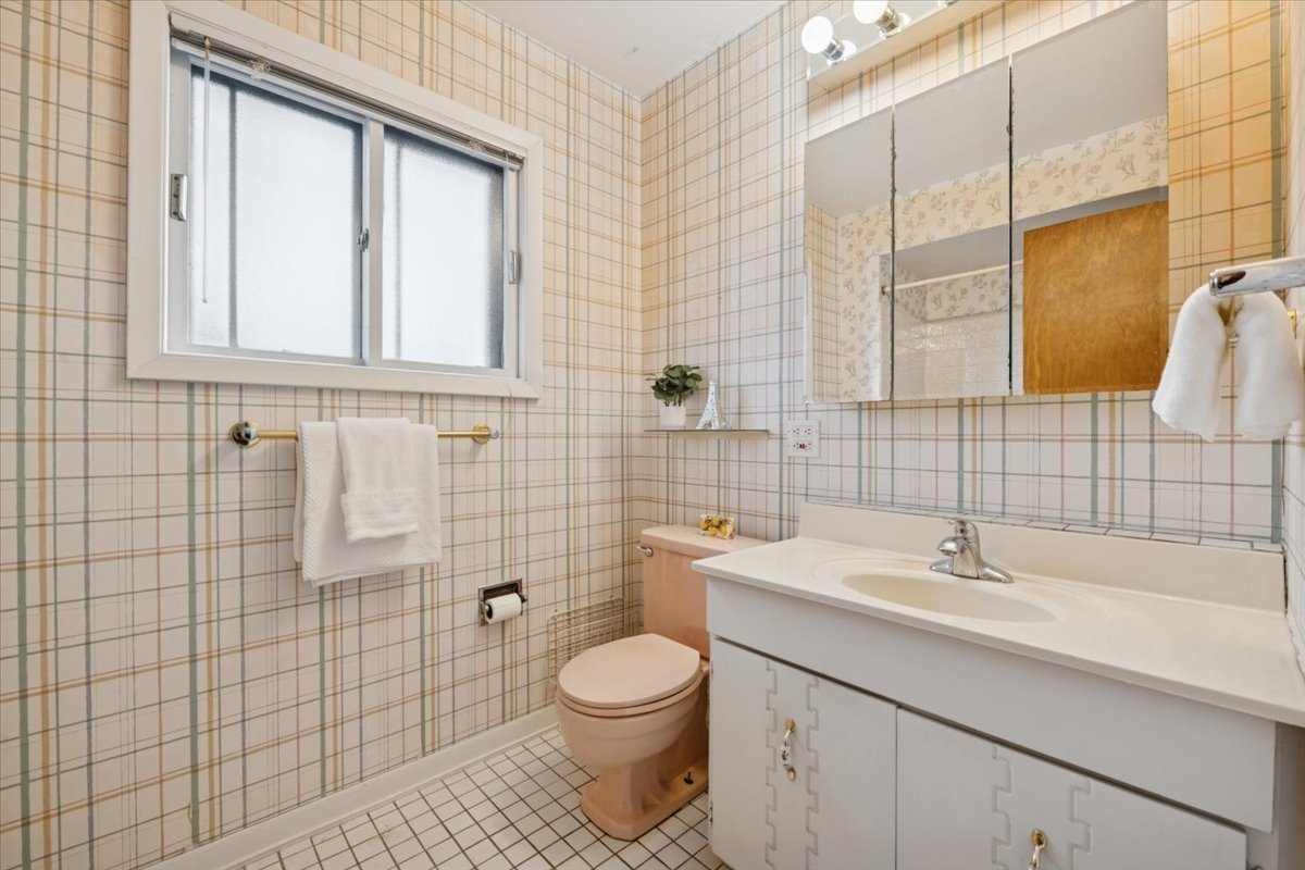 1814 Illinois Road Northbrook, IL 60062 - Photo 15 of 36 a bathroom with a sink a toilet and mirror