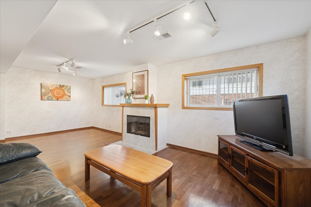 1814 Illinois Road Northbrook, IL 60062 - Photo 18 of 36 a living room with furniture and a flat screen tv