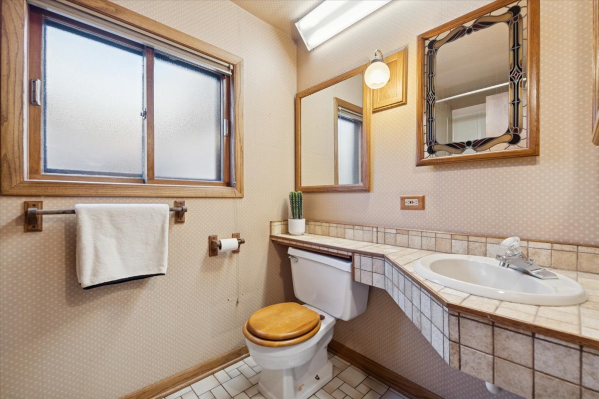 1814 Illinois Road Northbrook, IL 60062 - Photo 20 of 36 a bathroom with a toilet sink and mirror