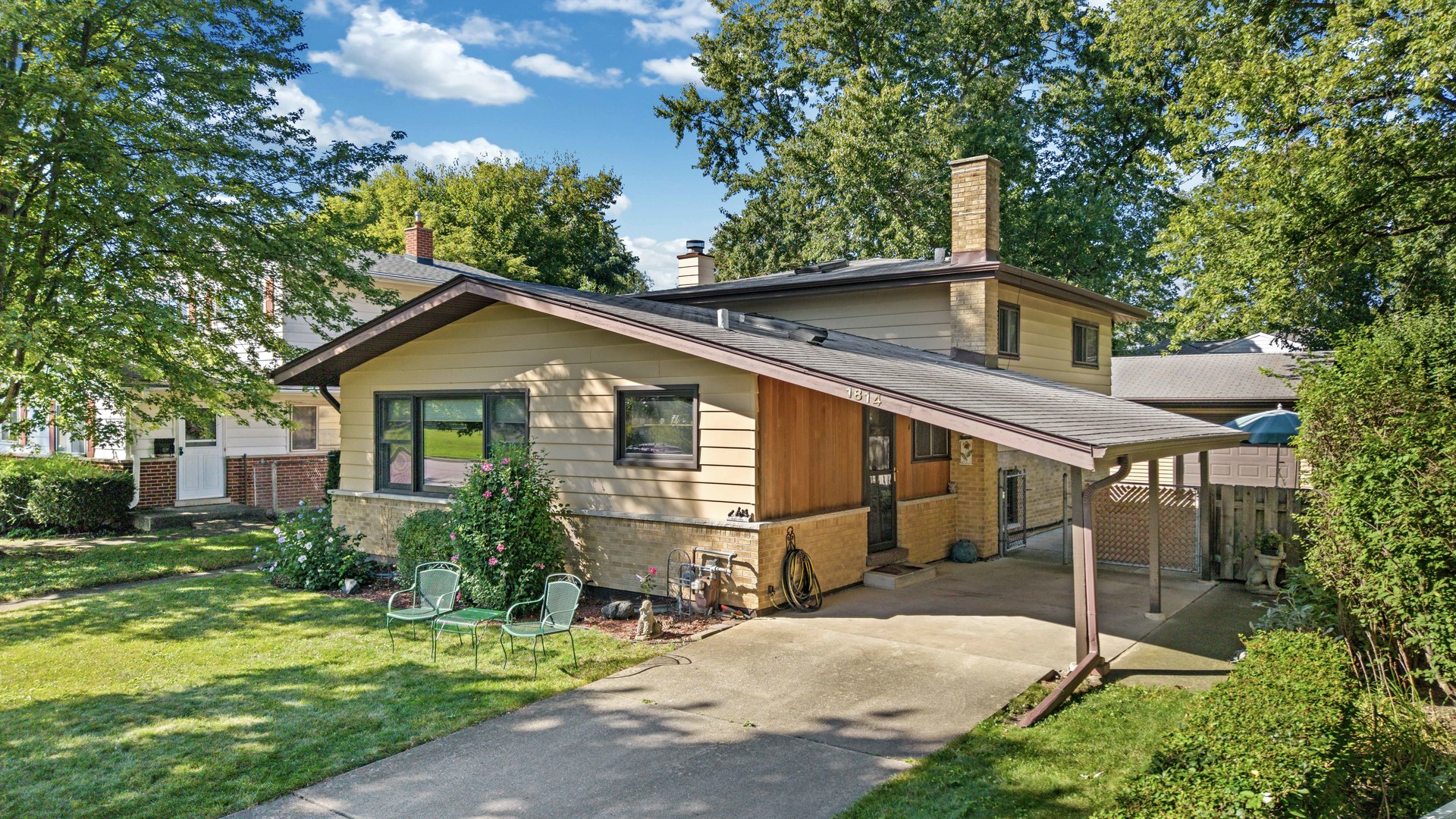 1814 Illinois Road Northbrook, IL 60062 - Photo 26 of 36 a front view of a house with a yard