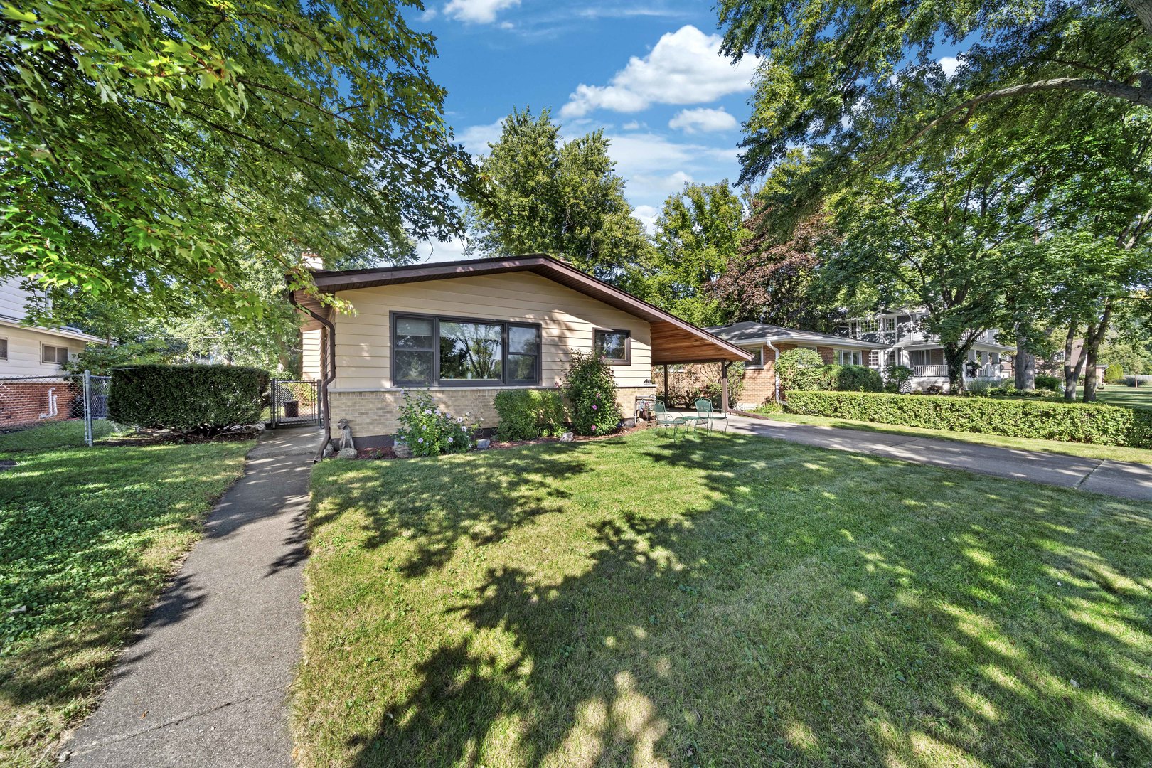 1814 Illinois Road Northbrook, IL 60062 - Photo 3 of 36 a front view of a house with garden