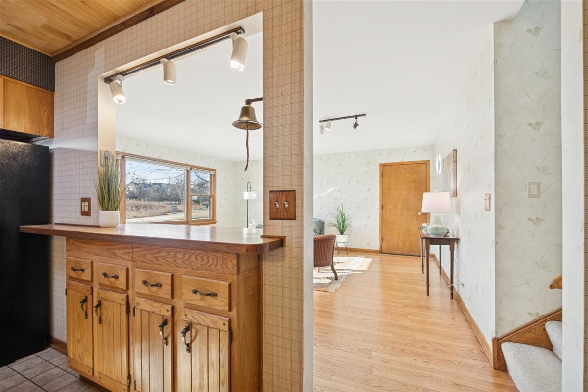 1814 Illinois Road Northbrook, IL 60062 - Photo 7 of 36 a view of a kitchen from the hallway
