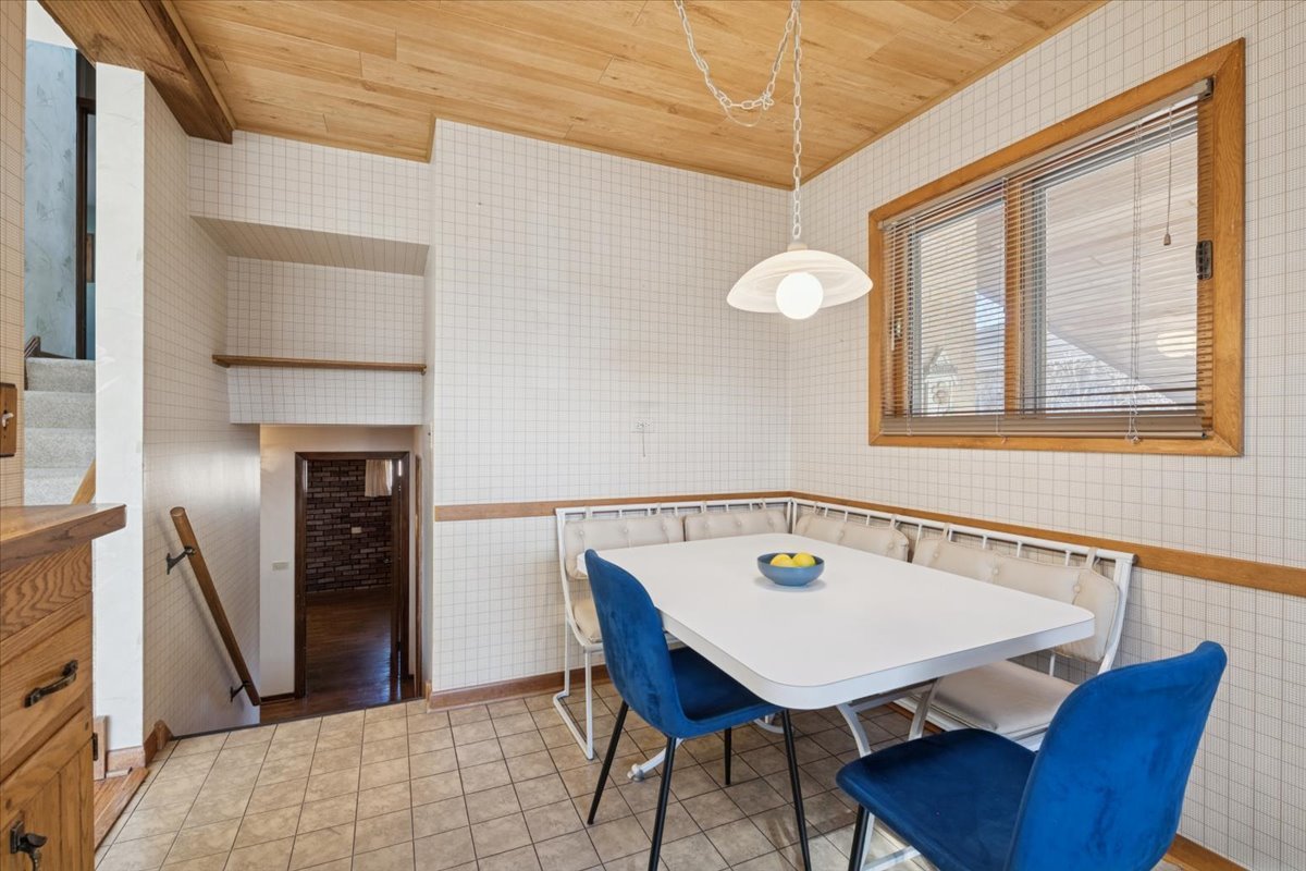 1814 Illinois Road Northbrook, IL 60062 - Photo 10 of 36 a view of a dining room with furniture and a chandelier