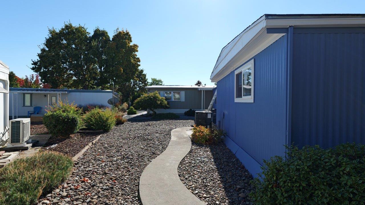 2252 Table Rock Road, Unit SPC 18 Medford, OR 97501 - Photo 39 of 44 2252 Table Rock (9)
