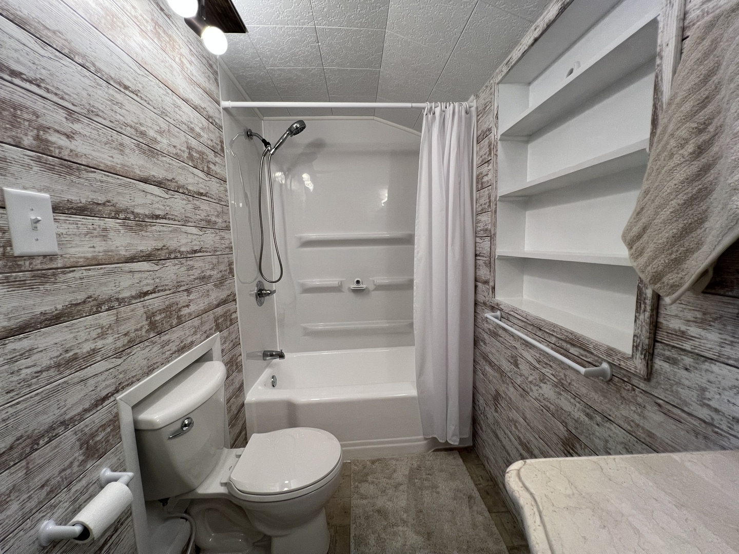 107 West Weldon Street Roberts, IL 60962 - Photo 11 of 21 a bathroom with a toilet and a shower