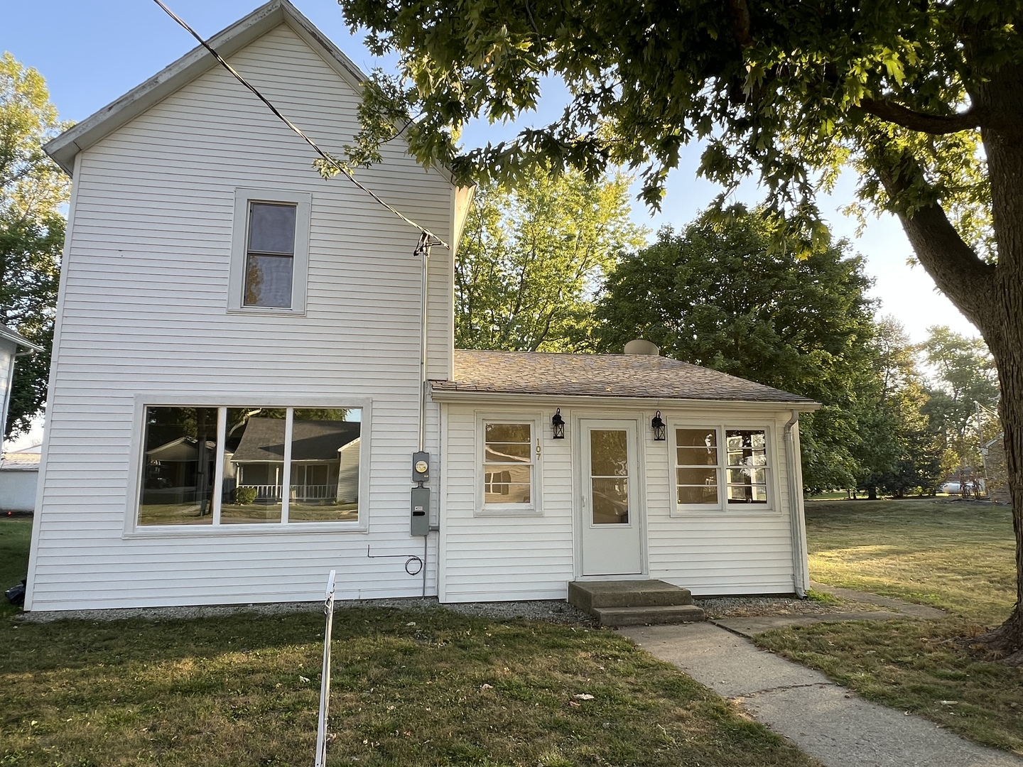 107 West Weldon Street Roberts, IL 60962 - Photo 2 of 21