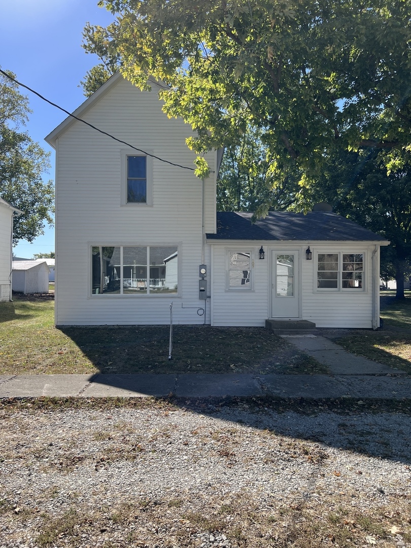 107 West Weldon Street Roberts, IL 60962 - Photo 3 of 21 a front view of a house with a yard