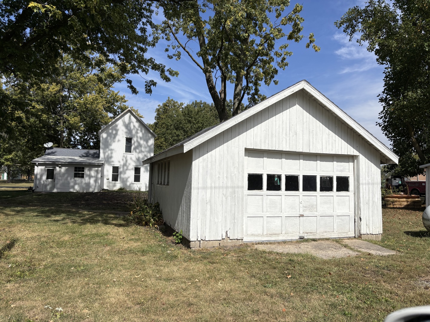 107 West Weldon Street Roberts, IL 60962 - Photo 5 of 21 a front view of a house with a yard