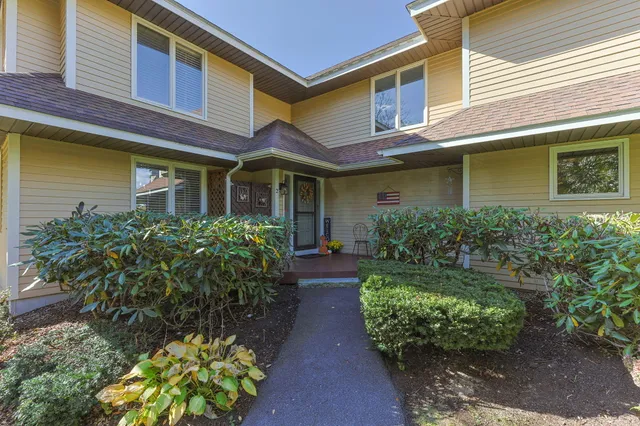 a view of a pathway with a house