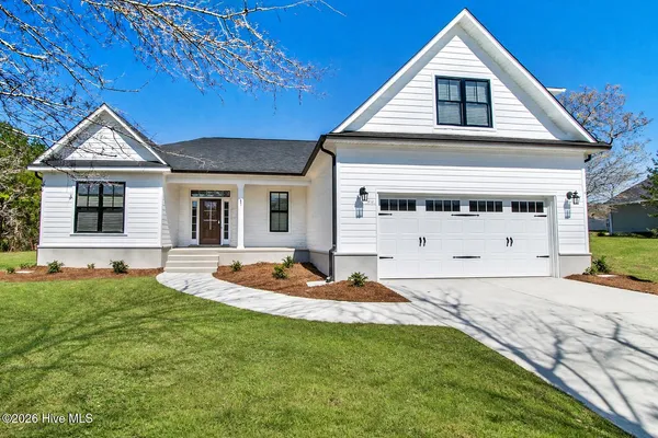 $647,530 | 122 Live Oak Circle, Lake Waccamaw, NC 28450