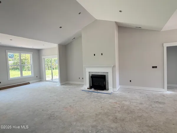 $647,530 | 122 Live Oak Circle, Lake Waccamaw, NC 28450