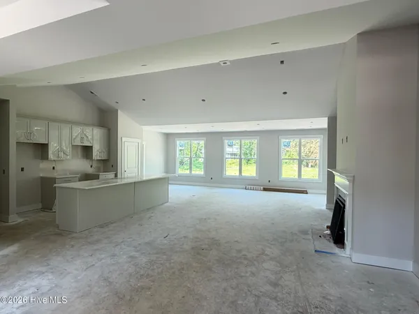 $647,530 | 122 Live Oak Circle, Lake Waccamaw, NC 28450