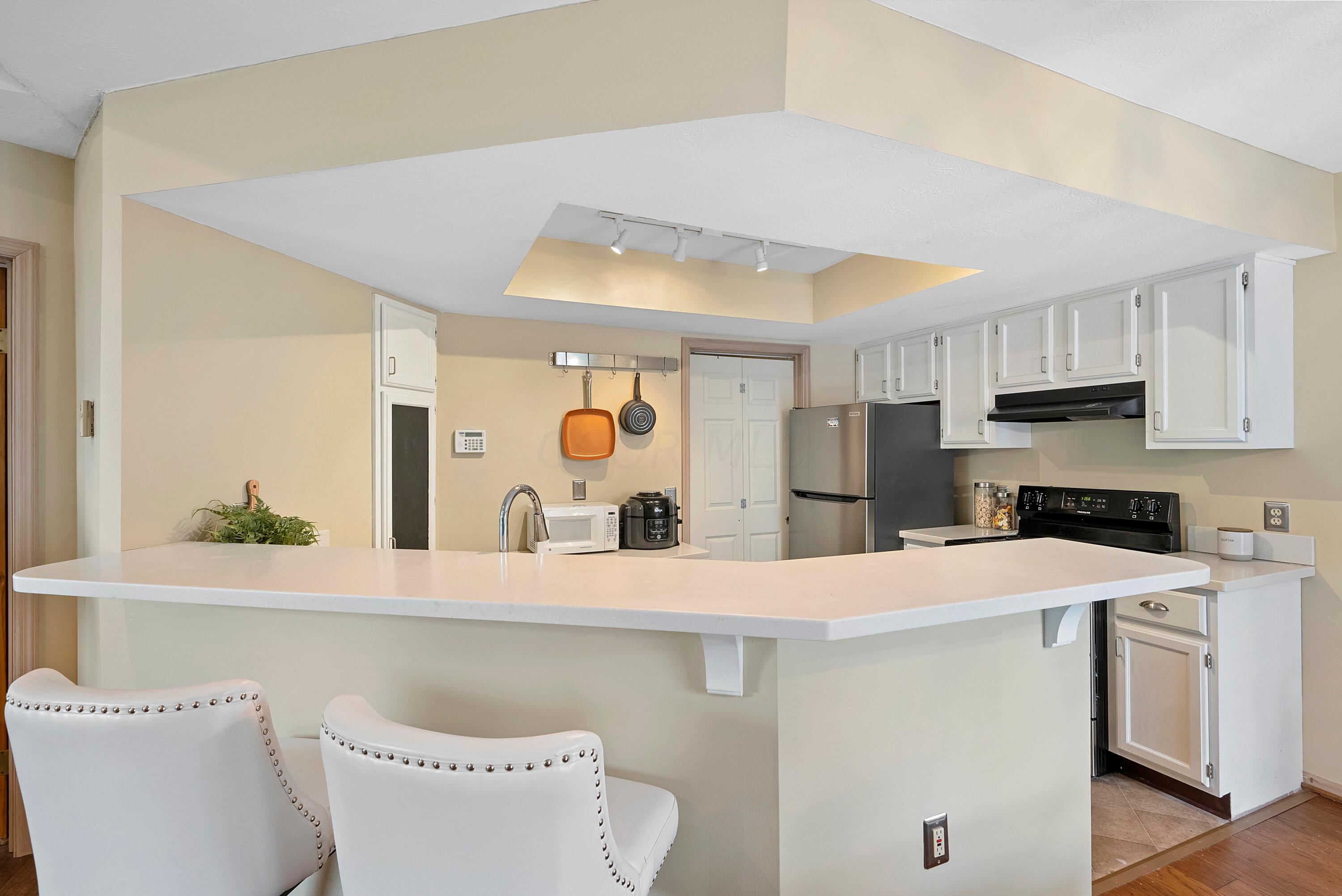 5814 Locbury Lane, Unit R Dublin, OH 43016 - Photo 9 of 25 Kitchen