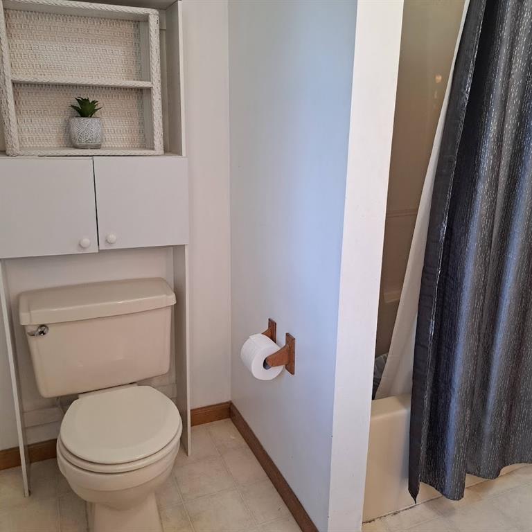 283 Holyoke Road Butler, PA 16001 - Photo 22 of 44 a bathroom with a toilet and a mirror