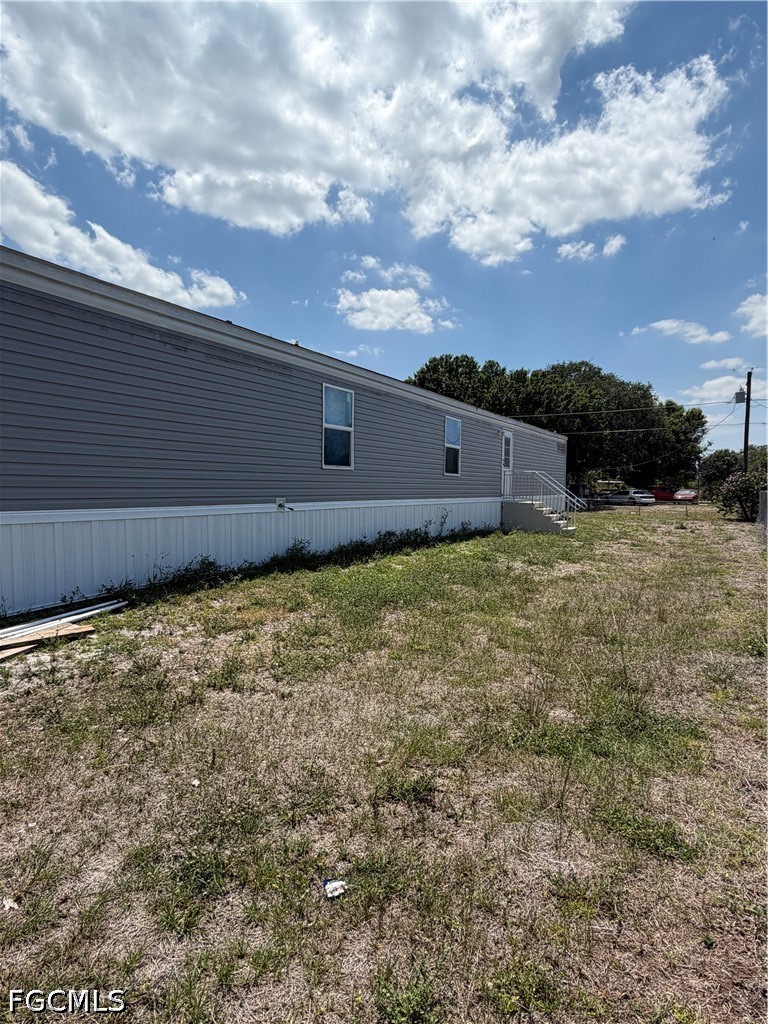 631 Stanton Street Clewiston, FL 33440 - Photo 2 of 24 a backyard of a house