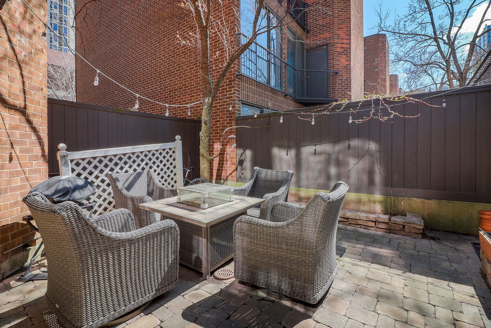 1346 North Sutton Place Chicago, IL 60610 - Photo 25 of 25 a view of a patio on the city street