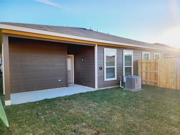 a view of an house with backyard and porch