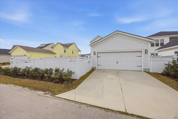 $3,100 | 676 Blueway Avenue, Summerville, SC 29486