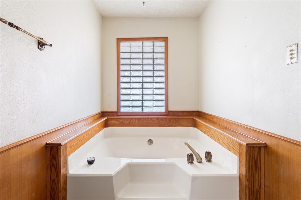 649 Highway 84 Fairfield, TX 75840 - Photo 18 of 39 a bathroom with a tub and a window