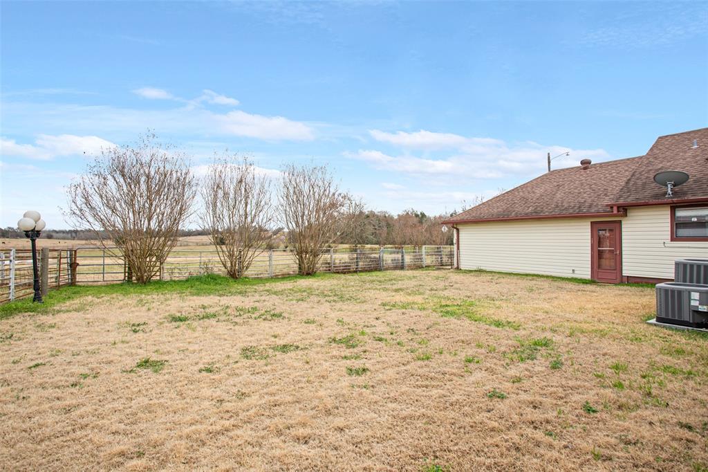 649 Highway 84 Fairfield, TX 75840 - Photo 27 of 39 a yard with a house