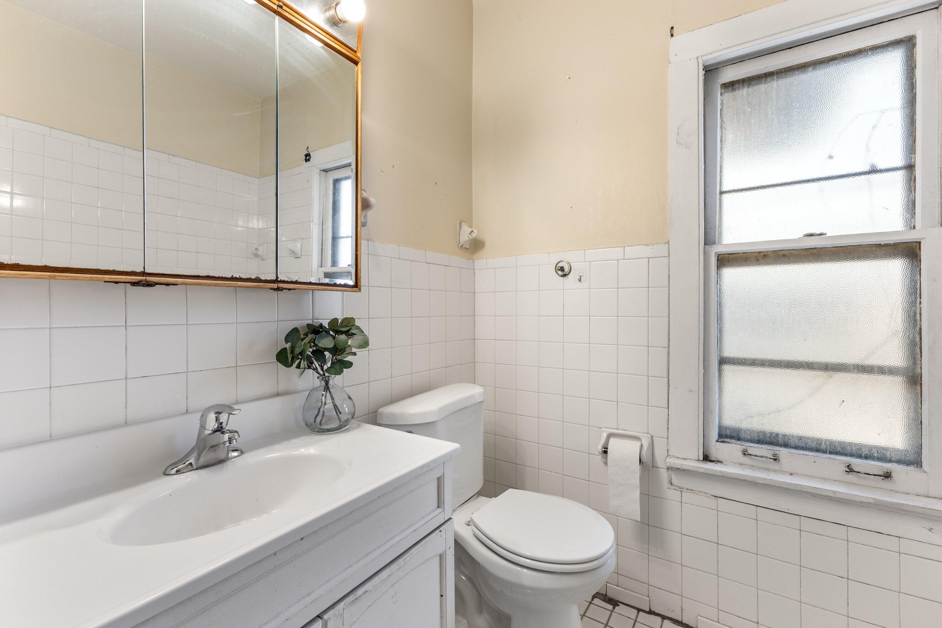 2704 North 46th Street Milwaukee, WI 53210 - Photo 16 of 29 Full Bathroom with tub upstairs